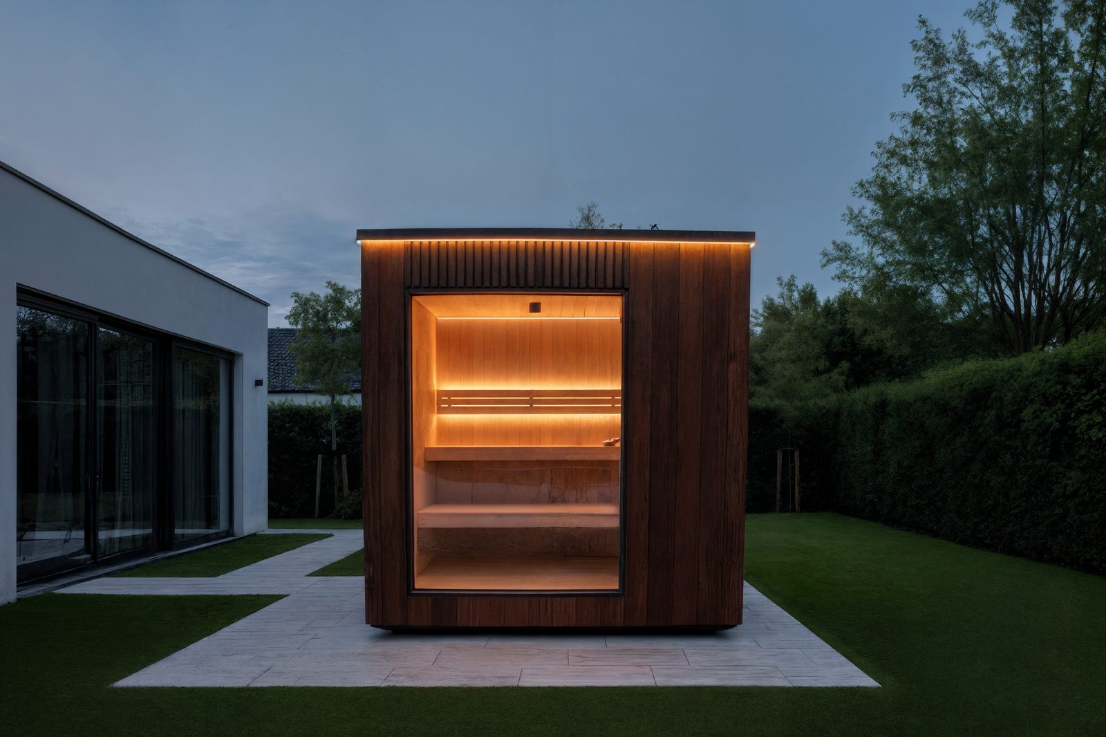 ARIES Cube Family 235 in Abendstimmung – warm beleuchteter Innenraum mit indirekter LED-Beleuchtung hinter dem raumhohen Panoramaglas
