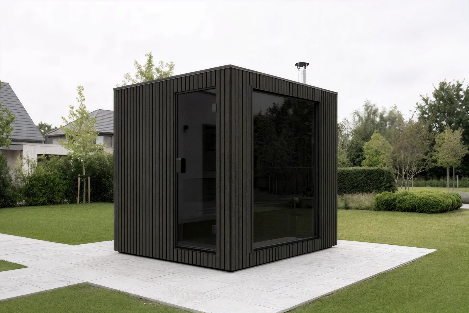 ARIES Cube Family 235 in Anthrazit mit schmalen Lamellen – Eckansicht im Garten