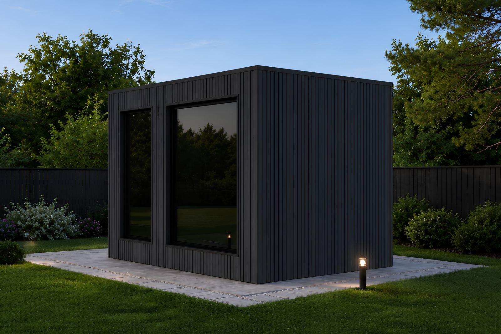 ARIES Cube Family Pro 345 in der Abenddämmerung – Außenansicht mit großen Panoramafenstern, Lamellenfassade und Gartenbeleuchtung