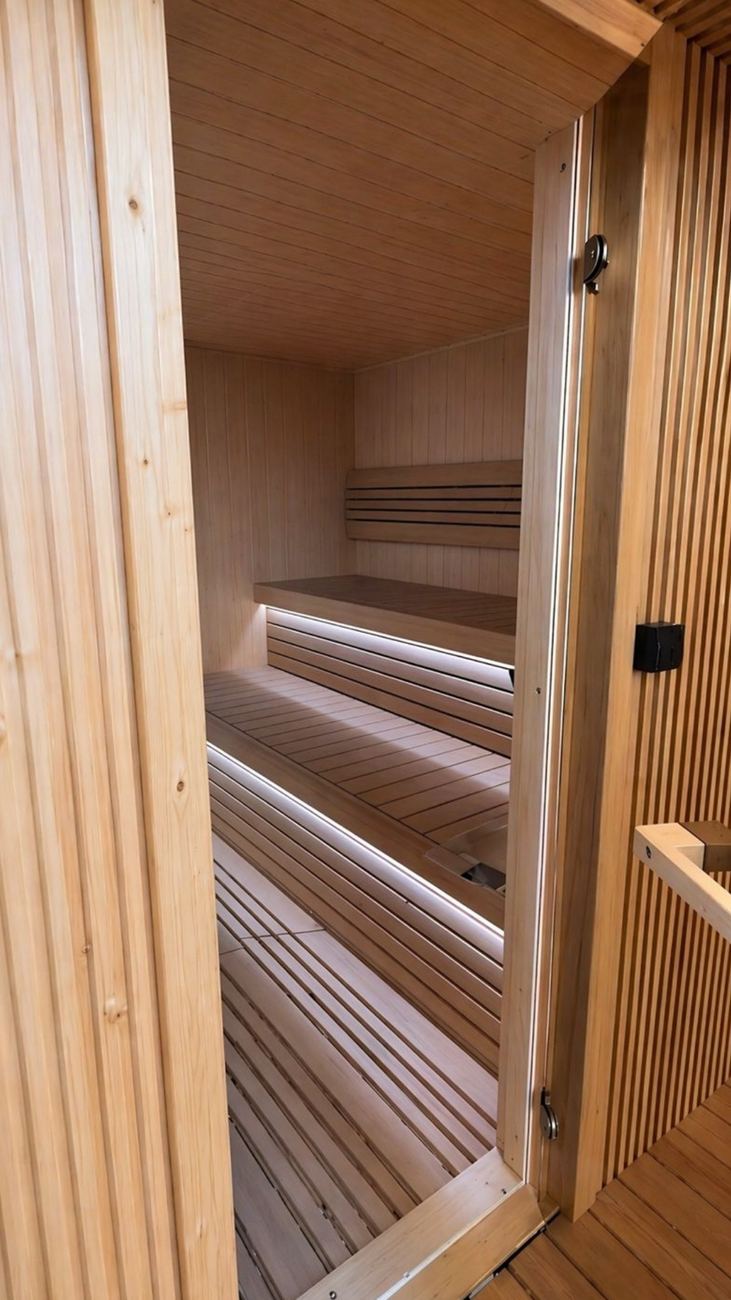 ARIES Cube Terrasse 335 – Innenansicht mit heller Lindenholz-Verkleidung und Sitzstufen